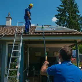 Team im Einsatz bei der Reinigung von Solaranlagen