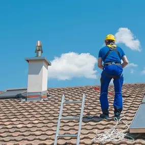 Herr Rechsetiner auf dem Dach beid er Reinigung von Solaranlagen
