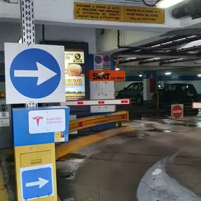 Sixt entrata parcheggio Piazza Diaz - Entrance Parking Diaz Square Milan