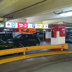 SIXT seguire a destra le insegne per il ritorno auto - Follow on the right the direction of car return