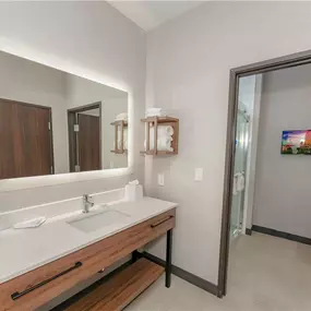 Guest room bath