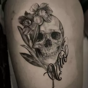 Realistisches Schädel Tattoo mit Blüten.