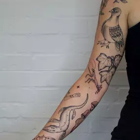 Feinliniges Arm Tattoo mit Naturmotiven in ruhiger Gestaltung. Dezente Linien für ein minimalistisches Tattoo in Berlin gestochen bei OMEN Tattoo Berlin.