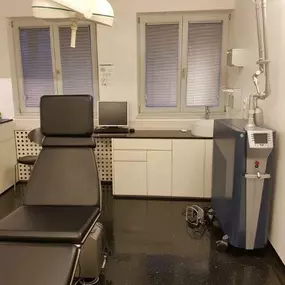 Behandlungszimmer | Hautarztpraxis | Dr. med. Rosita Süß | München