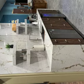 Bild von Distinctive Countertops and Cabinetry