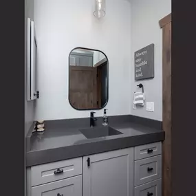 Bild von Distinctive Countertops and Cabinetry