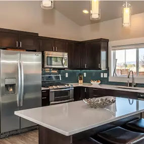 Bild von Distinctive Countertops and Cabinetry