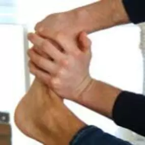 We passen op verschillende manieren podomanuele therapie toe. We mobiliseren zo gewrichten om uw klachten te verminderen en uw mobiliteit te vergroten