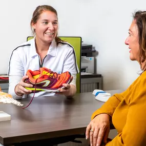 De schoen vormt een belangrijk onderdeel van uw therapie. we staan dan ook altijd stil bij uw schoen, de slijtage en geven u een schoenadvies indien nodig.