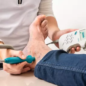 Indien u een chronische aandoening heeft waarbij het gevoel of doorbloeding in uw voeten of benen verminderd is kunnen we deze complicaties in kaart brengen en u adviseren hoe hier mee om te gaan. We kunnen een persoonlijk behandelplan eventueel ook voor predcicurezorg opstellen om verdere complicaties aan de voeten te voorkomen.