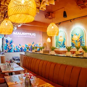 We are Mauritius, gutes Essen schmeckt noch besser, wenn man es teilt! Lachen, anstoßen, genießen – genau so geht ein perfekter Tag im Mauri. Ob mit der Crew, der Family oder deinem Lieblingsmenschen – hier dreht sich alles um gemeinsame Genussmomente.