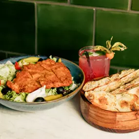 Unsere Salate bringen wir Dir mit unserem Original veganen Mauritius Dressing. - und hausgemachtem Pizzabrot an den Tisch