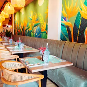 We are Mauritius, gutes Essen schmeckt noch besser, wenn man es teilt! Lachen, anstoßen, genießen – genau so geht ein perfekter Tag im Mauri. Ob mit der Crew, der Family oder deinem Lieblingsmenschen – hier dreht sich alles um gemeinsame Genussmomente.