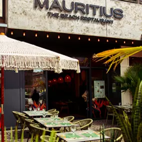 We are Mauritius, gutes Essen schmeckt noch besser, wenn man es teilt! Lachen, anstoßen, genießen – genau so geht ein perfekter Tag im Mauri. Ob mit der Crew, der Family oder deinem Lieblingsmenschen – hier dreht sich alles um gemeinsame Genussmomente.
