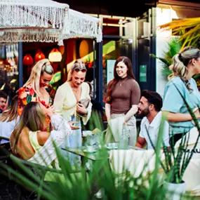 We are Mauritius, gutes Essen schmeckt noch besser, wenn man es teilt! Lachen, anstoßen, genießen – genau so geht ein perfekter Tag im Mauri. Ob mit der Crew, der Family oder deinem Lieblingsmenschen – hier dreht sich alles um gemeinsame Genussmomente.