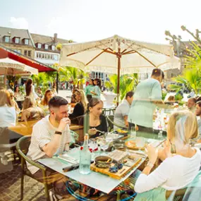 We are Mauritius, gutes Essen schmeckt noch besser, wenn man es teilt! Lachen, anstoßen, genießen – genau so geht ein perfekter Tag im Mauri. Ob mit der Crew, der Family oder deinem Lieblingsmenschen – hier dreht sich alles um gemeinsame Genussmomente.