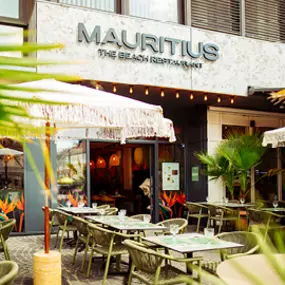 We are Mauritius, gutes Essen schmeckt noch besser, wenn man es teilt! Lachen, anstoßen, genießen – genau so geht ein perfekter Tag im Mauri. Ob mit der Crew, der Family oder deinem Lieblingsmenschen – hier dreht sich alles um gemeinsame Genussmomente.
