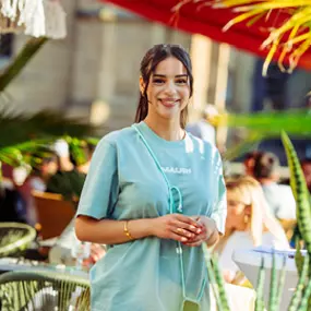 We are Mauritius, gutes Essen schmeckt noch besser, wenn man es teilt! Lachen, anstoßen, genießen – genau so geht ein perfekter Tag im Mauri. Ob mit der Crew, der Family oder deinem Lieblingsmenschen – hier dreht sich alles um gemeinsame Genussmomente.