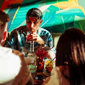 We are Mauritius, gutes Essen schmeckt noch besser, wenn man es teilt! Lachen, anstoßen, genießen – genau so geht ein perfekter Tag im Mauri. Ob mit der Crew, der Family oder deinem Lieblingsmenschen – hier dreht sich alles um gemeinsame Genussmomente.