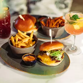 Alle unsere Burger werden in einem Brioche Bun und mit Tomaten, Salat und Mauri Dressing serviert. Sie können wahlweise mit Pommes oder Beilagensalat bestellt werden.