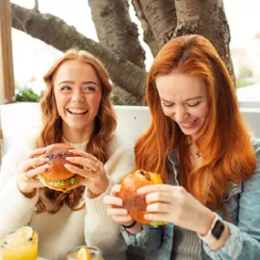 We are Mauritius, gutes Essen schmeckt noch besser, wenn man es teilt! Lachen, anstoßen, genießen – genau so geht ein perfekter Tag im Mauri. Ob mit der Crew, der Family oder deinem Lieblingsmenschen – hier dreht sich alles um gemeinsame Genussmomente.