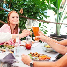 We are Mauritius, gutes Essen schmeckt noch besser, wenn man es teilt! Lachen, anstoßen, genießen – genau so geht ein perfekter Tag im Mauri. Ob mit der Crew, der Family oder deinem Lieblingsmenschen – hier dreht sich alles um gemeinsame Genussmomente.