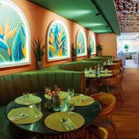 We are Mauritius, gutes Essen schmeckt noch besser, wenn man es teilt! Lachen, anstoßen, genießen – genau so geht ein perfekter Tag im Mauri. Ob mit der Crew, der Family oder deinem Lieblingsmenschen – hier dreht sich alles um gemeinsame Genussmomente.