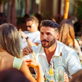 We are Mauritius, gutes Essen schmeckt noch besser, wenn man es teilt! Lachen, anstoßen, genießen – genau so geht ein perfekter Tag im Mauri. Ob mit der Crew, der Family oder deinem Lieblingsmenschen – hier dreht sich alles um gemeinsame Genussmomente.