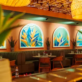 We are Mauritius, gutes Essen schmeckt noch besser, wenn man es teilt! Lachen, anstoßen, genießen – genau so geht ein perfekter Tag im Mauri. Ob mit der Crew, der Family oder deinem Lieblingsmenschen – hier dreht sich alles um gemeinsame Genussmomente.