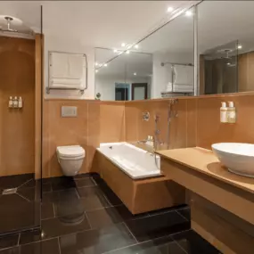 Radisson Blu Hotel, London Bloomsbury - Studio Suite Bathroom