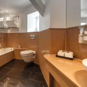 Radisson Blu Hotel, London Bloomsbury - Bedroom Studio Suite Bathroom