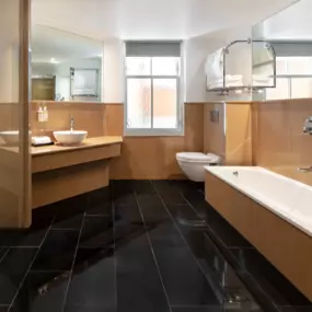 Radisson Blu Hotel, London Bloomsbury - Studio Suite bathroom