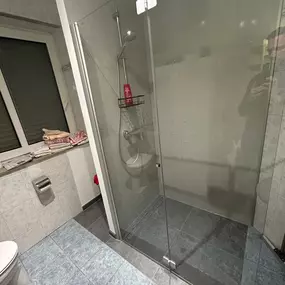 Seniorengerechter Umbau Badewanne gegen Dusche