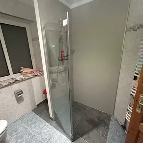 Seniorengerechter Umbau Badewanne gegen Dusche