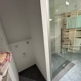 Seniorengerechter Umbau Badewanne gegen Dusche