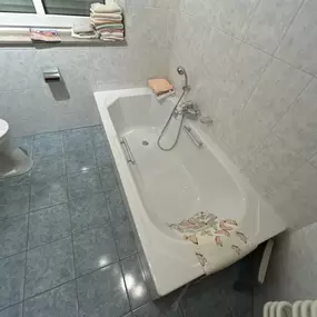 Seniorengerechter Umbau Badewanne gegen Dusche