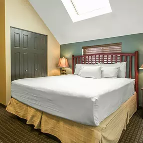 A king size bed in a 2 Bedroom Villa at Christmas Mountain Campground