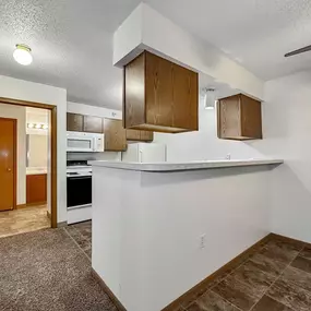 the kitchen is clean and ready for us to use at Somerset Apartments, Des Moines, IA, 50315