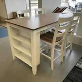 Bild von Maness Furniture Company