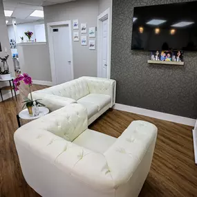 Spring Dental
2000 Sam Bass Rd #108, Round Rock, TX 78681
(737) 220-1800
https://springdentaltx.com