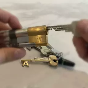 Bild von Andrew the Locksmith Harrow