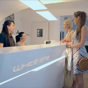 Zahnarzt Wien - Empfang in der Zahnarztpraxis WHITE SPA