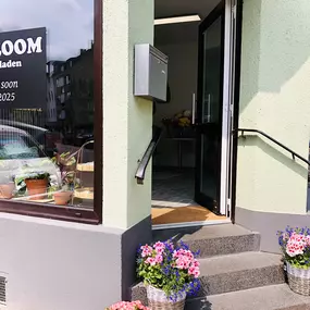 Haupteingang, Blumensträuße bei Na'Bloom