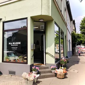Haupteingang, Blumensträuße bei Na'Bloom