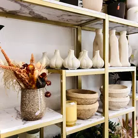 Decoartikel und getrocknete Blumen bei Na'Bloom