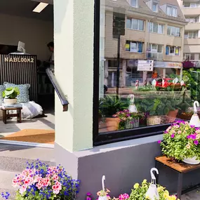 Haupteingang, Blumensträuße bei Na'Bloom