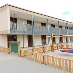 In der unteren Etage: 2 Gruppenbereiche für die jüngeren Kinder, 28 Plätze
Im Obergeschoss: 3 Gruppenbereiche für die älteren Kinder sowie ein großer Mehrzweck- und Bewegungsraum. Die Gruppenräume sind als Funktionsräume eingerichtet (Bauzimmer, Kreativ-, Rollenspielbereich, Kinderküche).