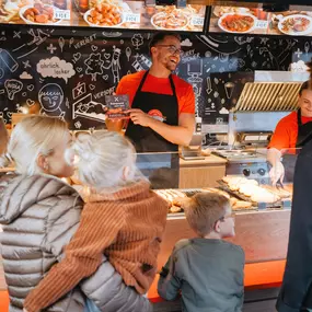 Ob groß oder klein – bei uns ist jeder Gast etwas ganz Besonderes.
Gerade die kleinen Besucher liegen uns besonders am Herzen – deshalb haben wir mit viel Liebe ein eigenes Kindermalbuch gestaltet, das für leuchtende Augen und bunte Fantasie sorgt.