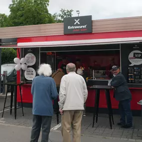 ... die ersten neugierigen Kunden, bestellen sich eine unserer leckeren Bratwürste - natürlich mit Pommes und Majo....