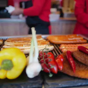Neben unseren leckeren Bratwürsten gibt es bei uns auch leckere Schnitzel und Frikadellen